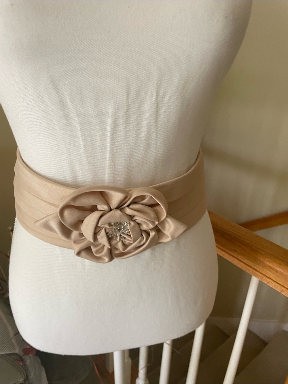 Neutral Beige Floral Obi Belt with Center Embellishment -EUC - Picture 7 of 13